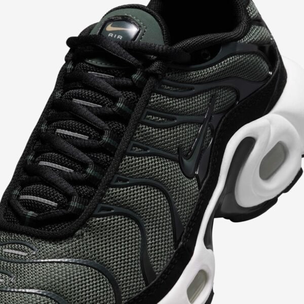 Nike Air Max Plus Cargo Khaki Phantom – Ανδρικό sneaker σε χακί και Phantom αποχρώσεις, με μαύρη ενδιάμεση σόλα και μονάδες Air.