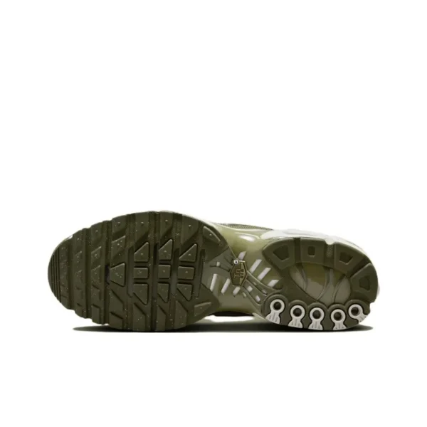 Nike Air Max Plus Light Bone Neutral Olive – Ανδρικό sneaker σε μπεζ και χακί αποχρώσεις, με Tuned Air τεχνολογία για άνεση και στυλ.