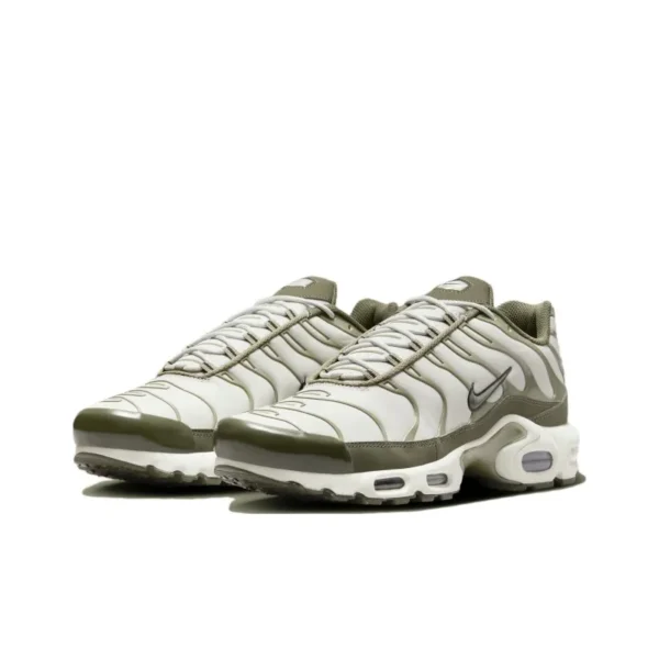 Nike Air Max Plus Light Bone Neutral Olive – Ανδρικό sneaker σε μπεζ και χακί αποχρώσεις, με Tuned Air τεχνολογία για άνεση και στυλ.