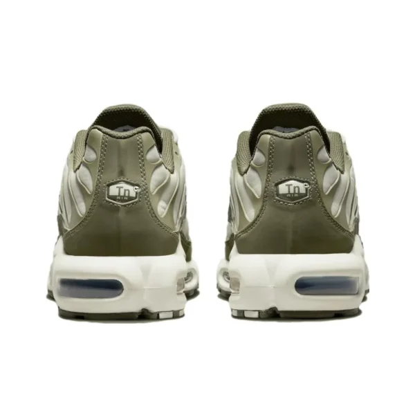 Nike Air Max Plus Light Bone Neutral Olive – Ανδρικό sneaker σε μπεζ και χακί αποχρώσεις, με Tuned Air τεχνολογία για άνεση και στυλ.