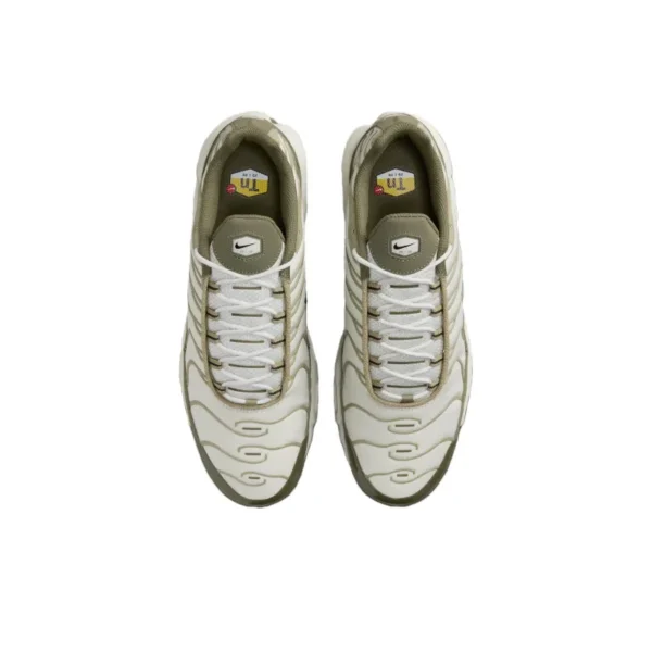 Nike Air Max Plus Light Bone Neutral Olive – Ανδρικό sneaker σε μπεζ και χακί αποχρώσεις, με Tuned Air τεχνολογία για άνεση και στυλ.